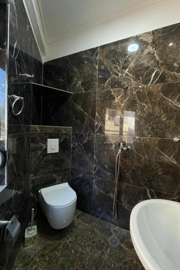 Апартаменты Stone City Apartament Гирокастра Экстерьер фото
